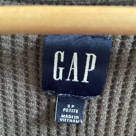 Waffle knit scoop neck grey Gap shirt.  Size Petite Small. - Picture 2 of 3